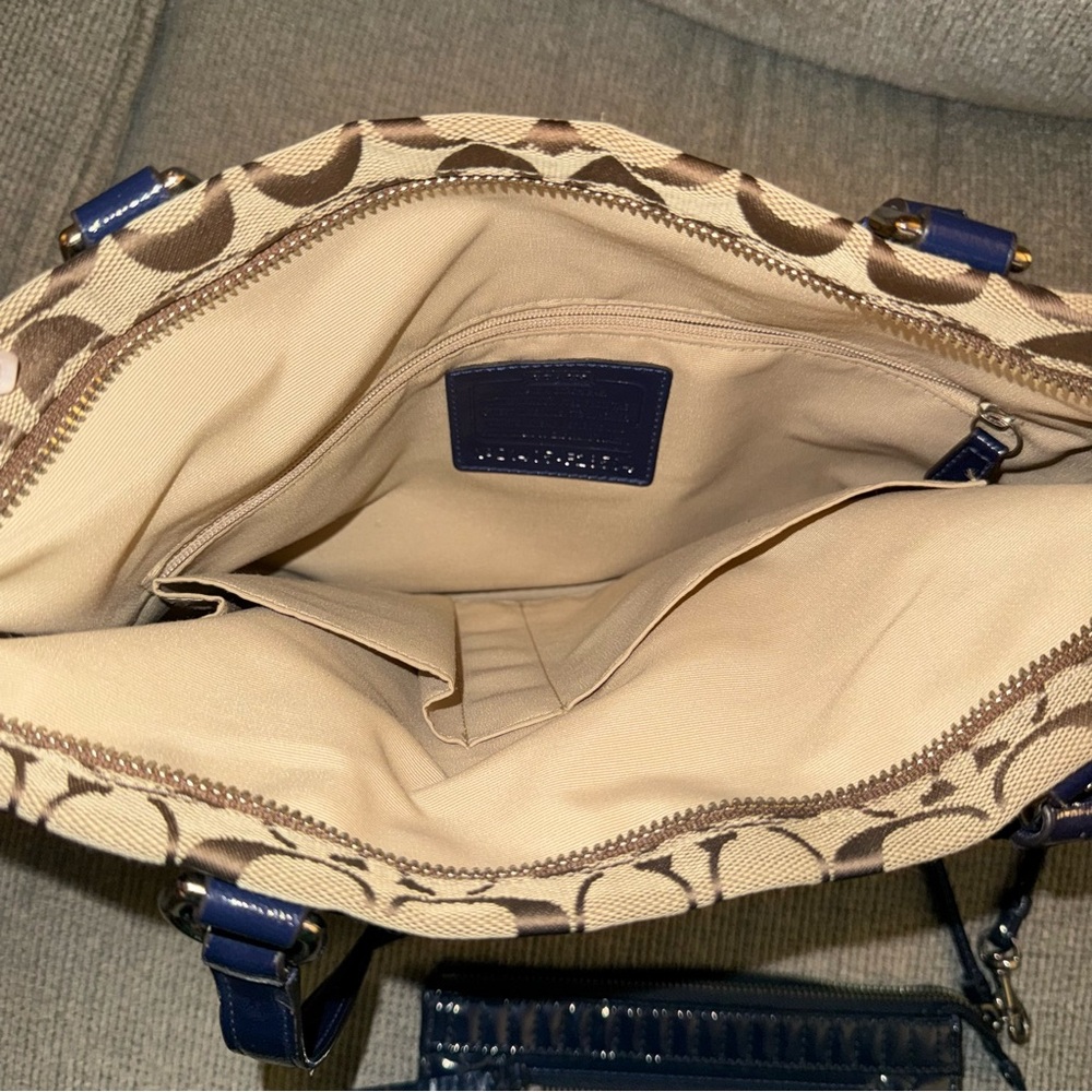 COACH Signature tan and navy blue medium tote with patent leather navy wristlet - Picture 10 of 16
